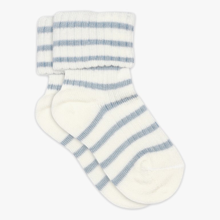 Et par naturhvite og lyseblå stripete strikkede sokker med brett, forfra.