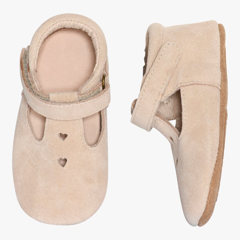 Lys beige semsket babysko, forfra med hjerteutskjæringer, sidevisning med stropp.