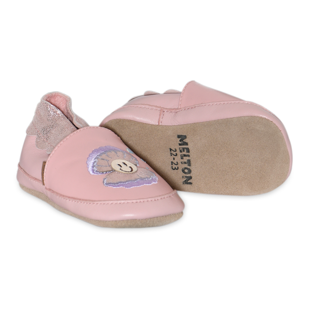 Rosa babytøfler i skinn med lilla smilende skallbroderi, glitrende hæl og lysbrun myk såle.