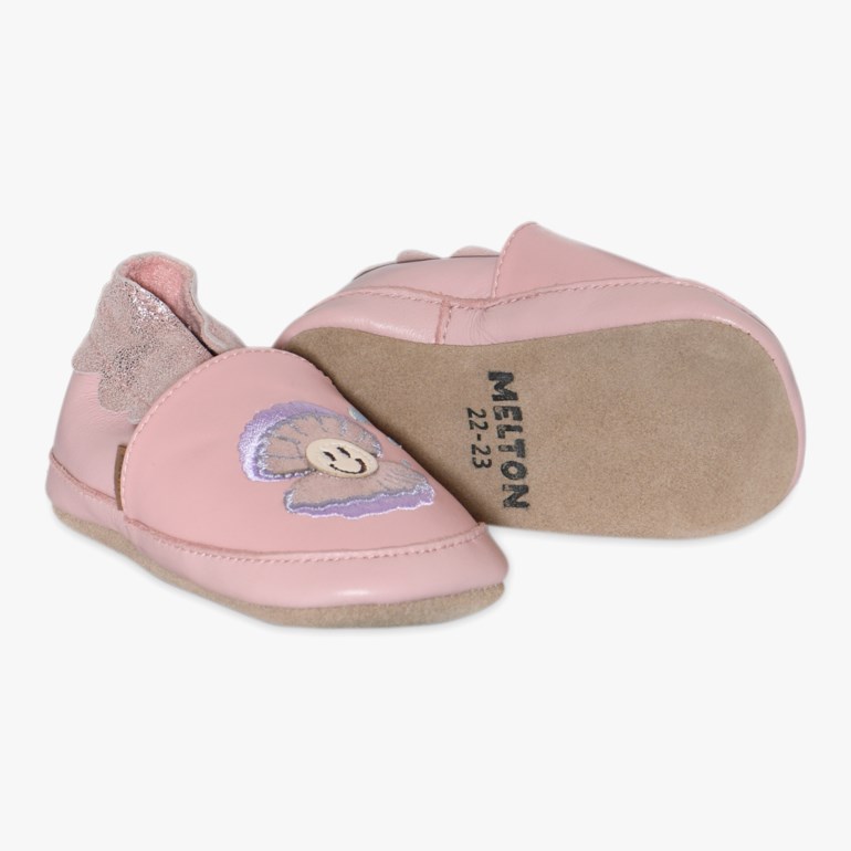 Rosa babytøfler i skinn med lilla smilende skallbroderi, glitrende hæl og lysbrun myk såle.