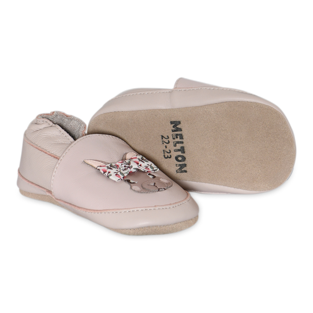To lyserosa babysko med kaninapplikasjon, blomstrete sløyfe og synlig Melton 22-23 såle.