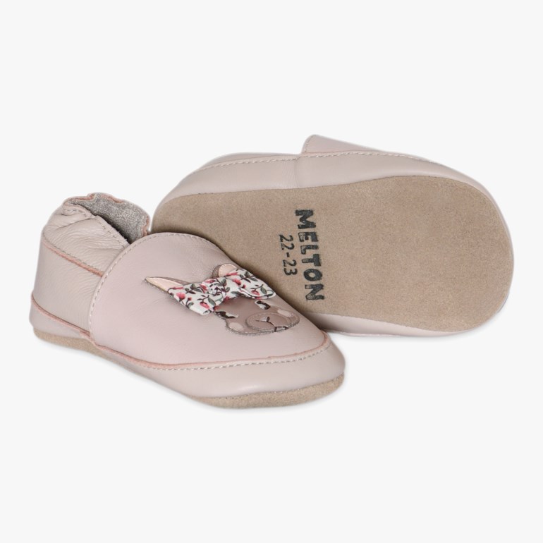To lyserosa babysko med kaninapplikasjon, blomstrete sløyfe og synlig Melton 22-23 såle.