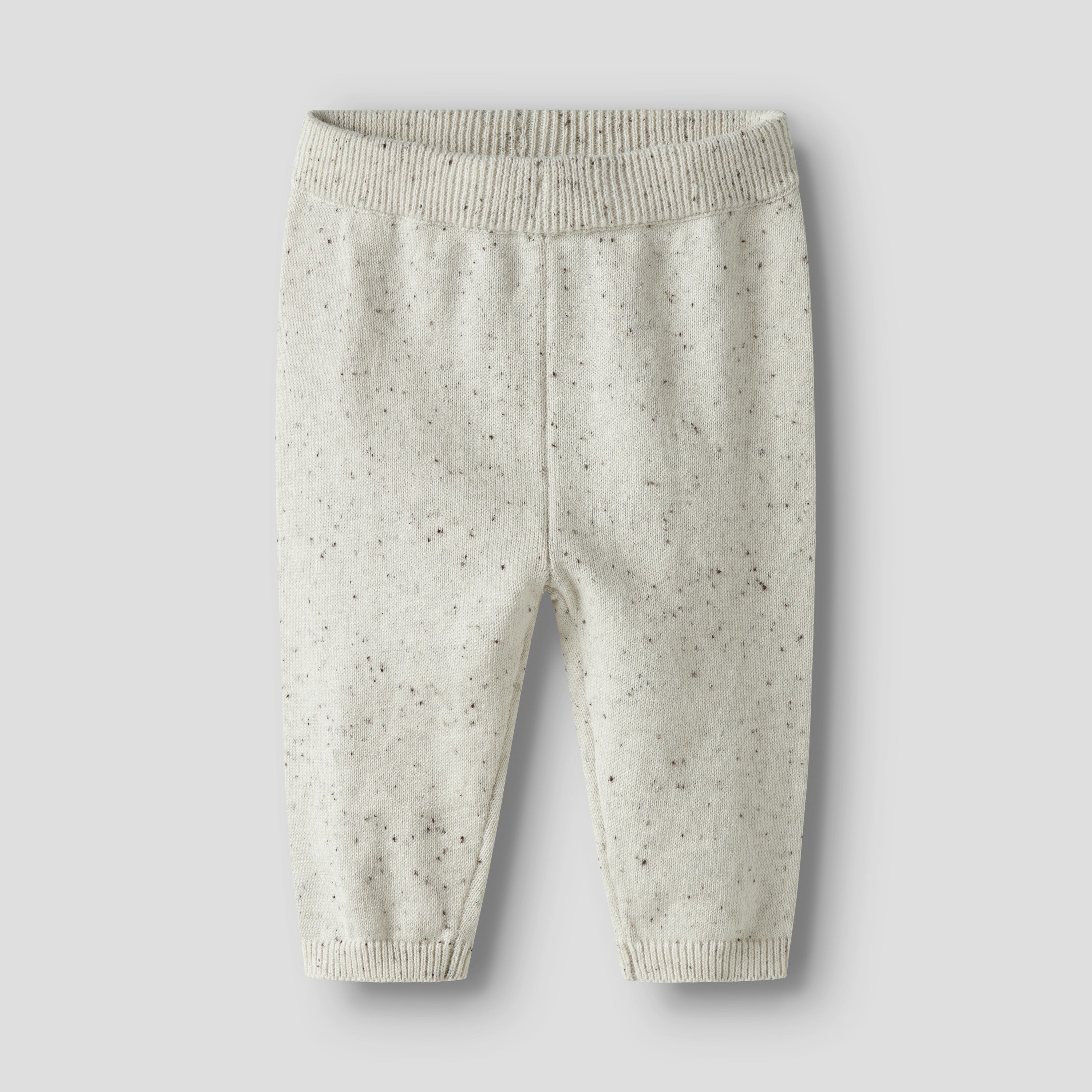 Babyspraglete strikkebukser med ribbet midje og mansjetter, forfra.