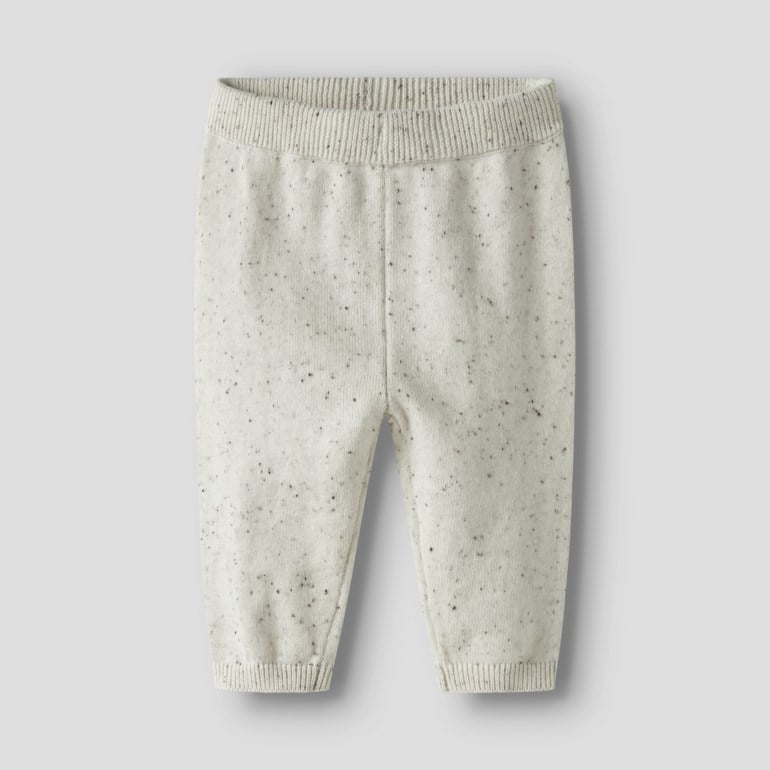 Babyspraglete strikkebukser med ribbet midje og mansjetter, forfra.