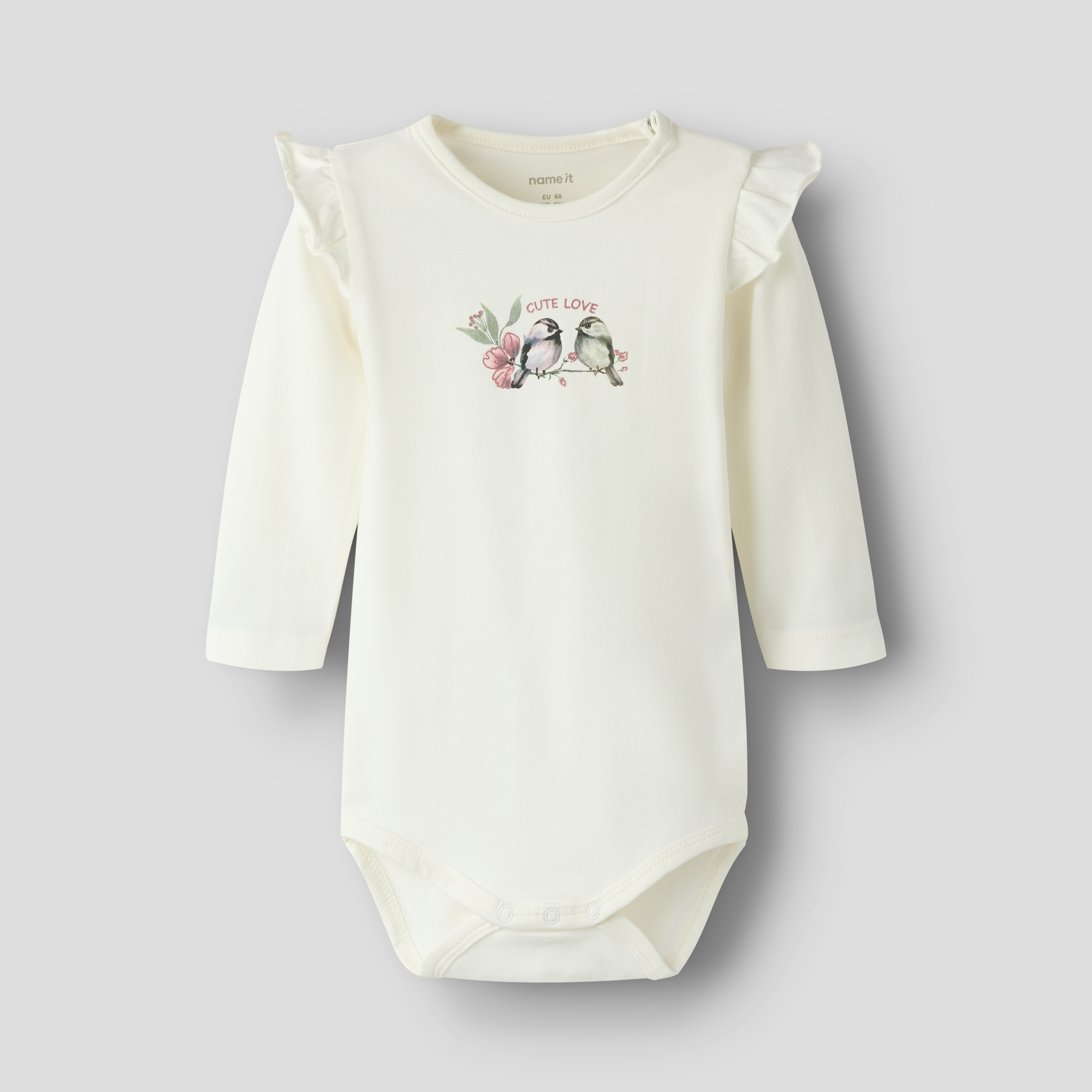 Forfra, hvit langermet babybody med rysjer på skuldrene og trykk av fugler og teksten 'Cute Love'.