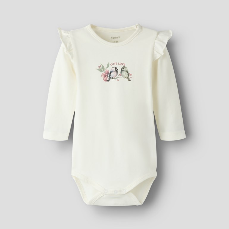 Forfra, hvit langermet babybody med rysjer på skuldrene og trykk av fugler og teksten 'Cute Love'.