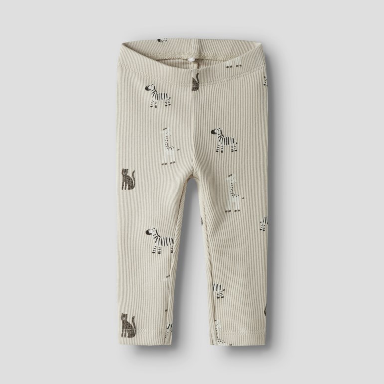 Forfra, ribbet beige baby-leggings med svart sebra- og kattemønster.