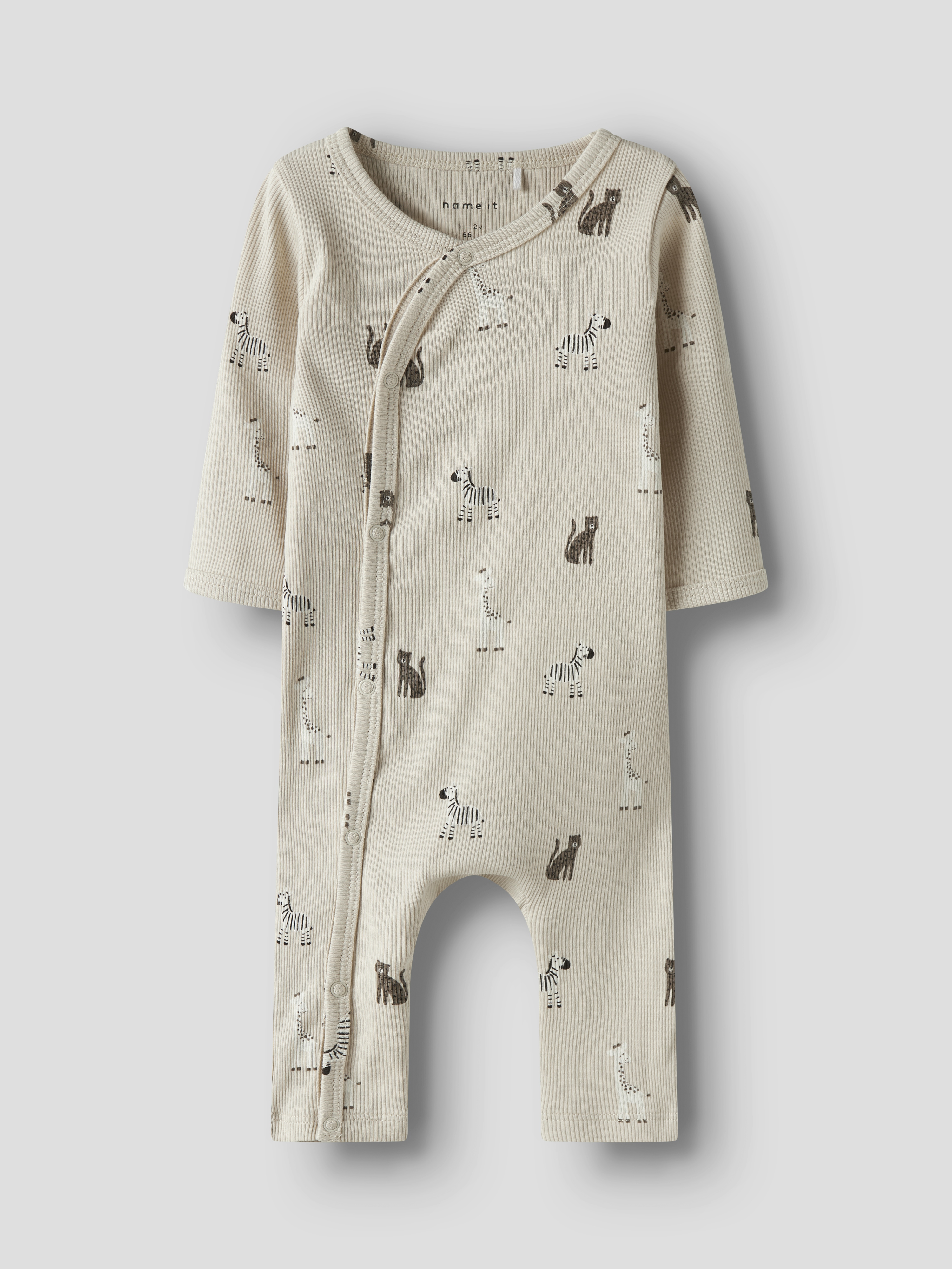 Et frontbilde av en beige ribbet baby sparkedress med brunt sebra- og kattemønster og trykknapper foran.