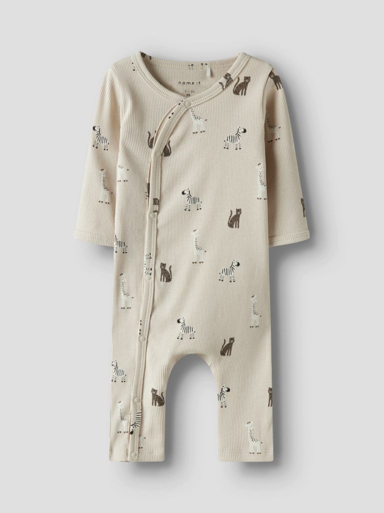 Et frontbilde av en beige ribbet baby sparkedress med brunt sebra- og kattemønster og trykknapper foran.