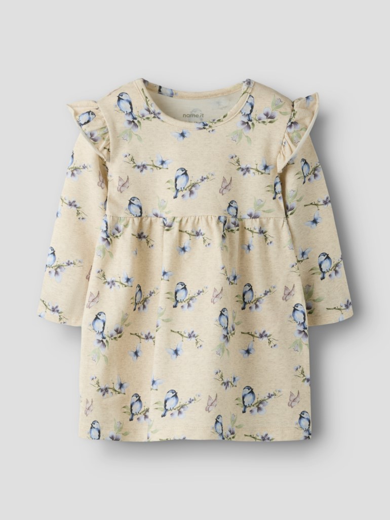 Barnekjole i beige med lange ermer, fugle- og blomstermønster, volangdetaljer på skuldrene og rynket midje.