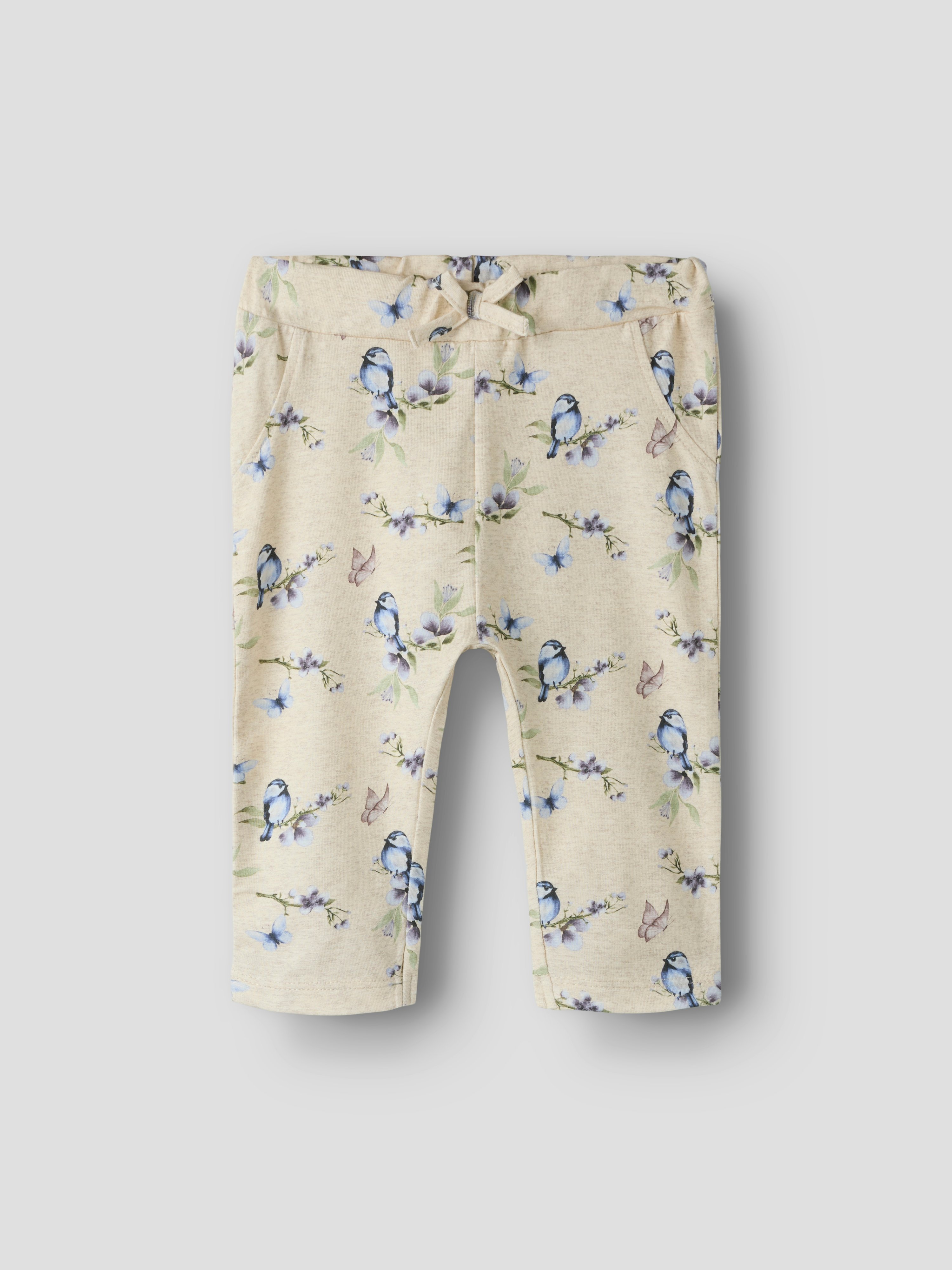 Barne beige joggebukse med blått fugle- og blomstermønster, elastisk midje og knyting, forfra.