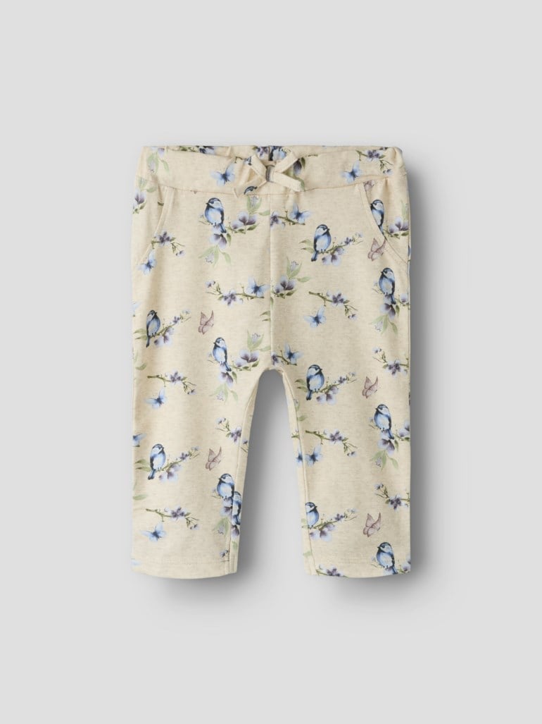 Barne beige joggebukse med blått fugle- og blomstermønster, elastisk midje og knyting, forfra.