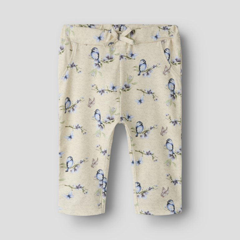 Barne beige joggebukse med blått fugle- og blomstermønster, elastisk midje og knyting, forfra.