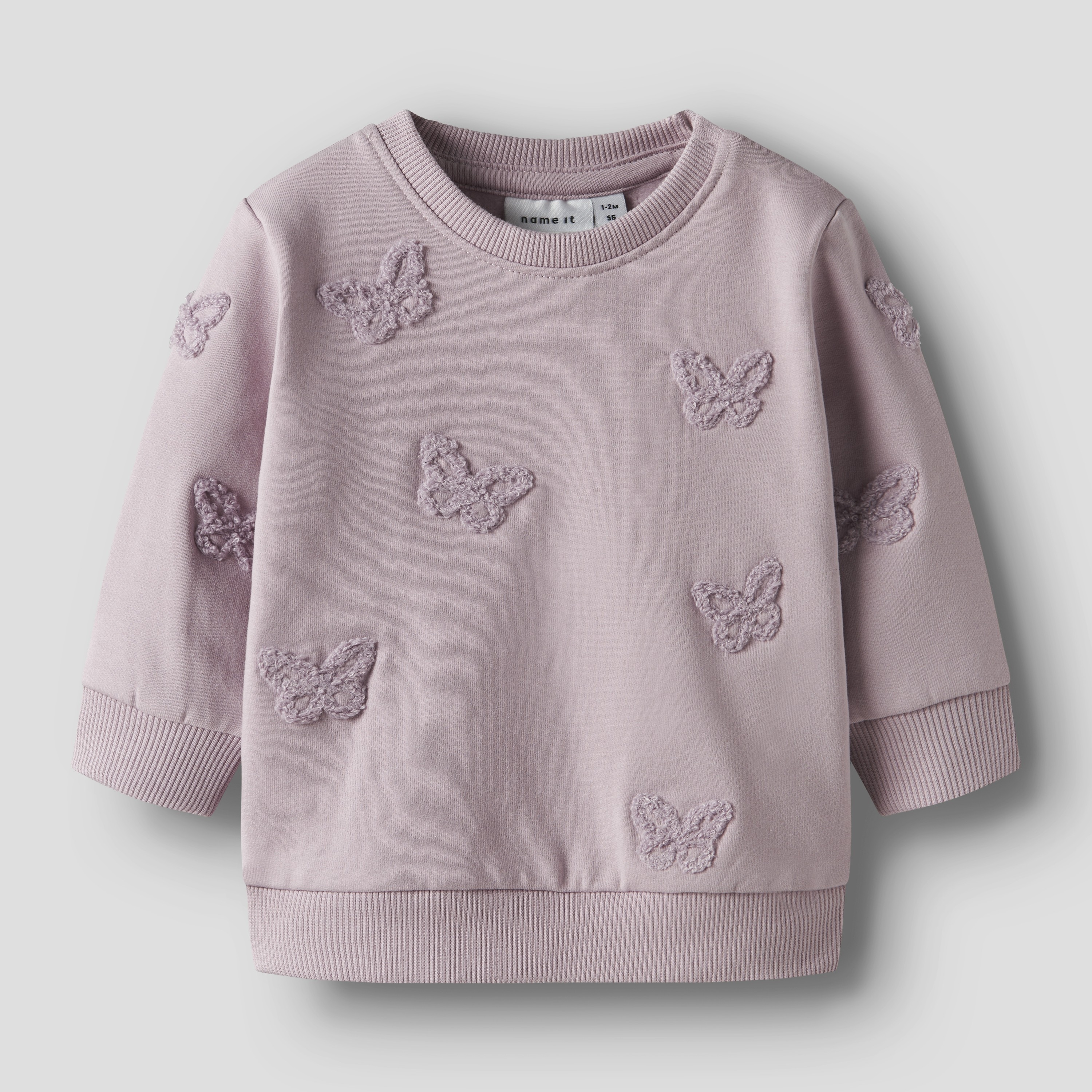 Babyens lilla langermet sweatshirt med ribbestrikkede mansjetter og nederkant, og teksturerte sommerfuglapplikasjoner, forfra.