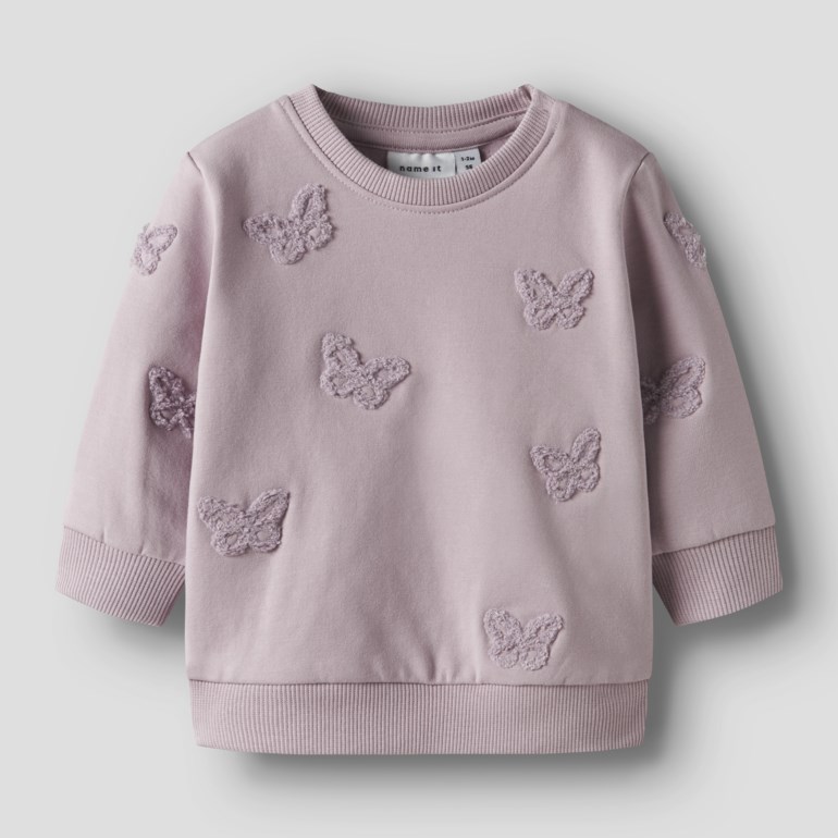 Babyens lilla langermet sweatshirt med ribbestrikkede mansjetter og nederkant, og teksturerte sommerfuglapplikasjoner, forfra.
