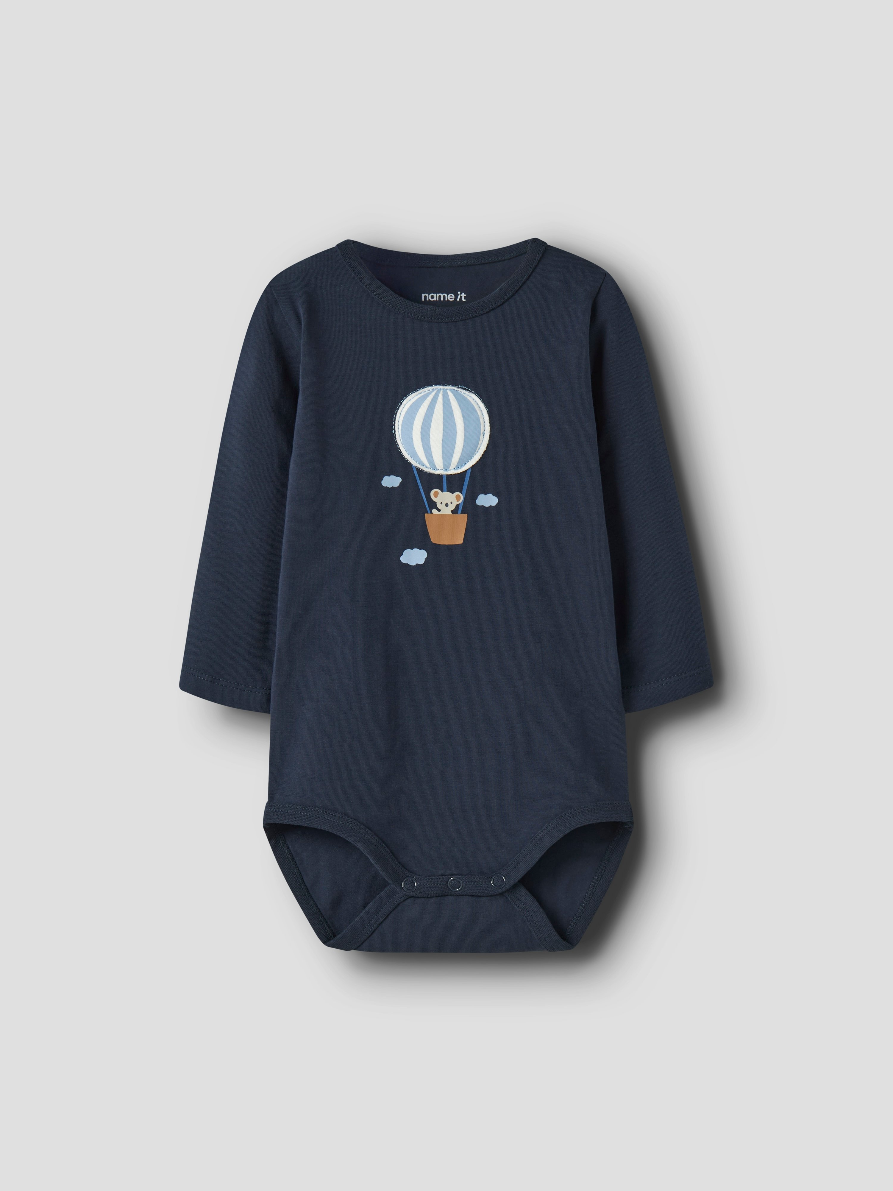 Mørkeblå babybody med lange ermer, trykk av luftballong og koala, forfra.