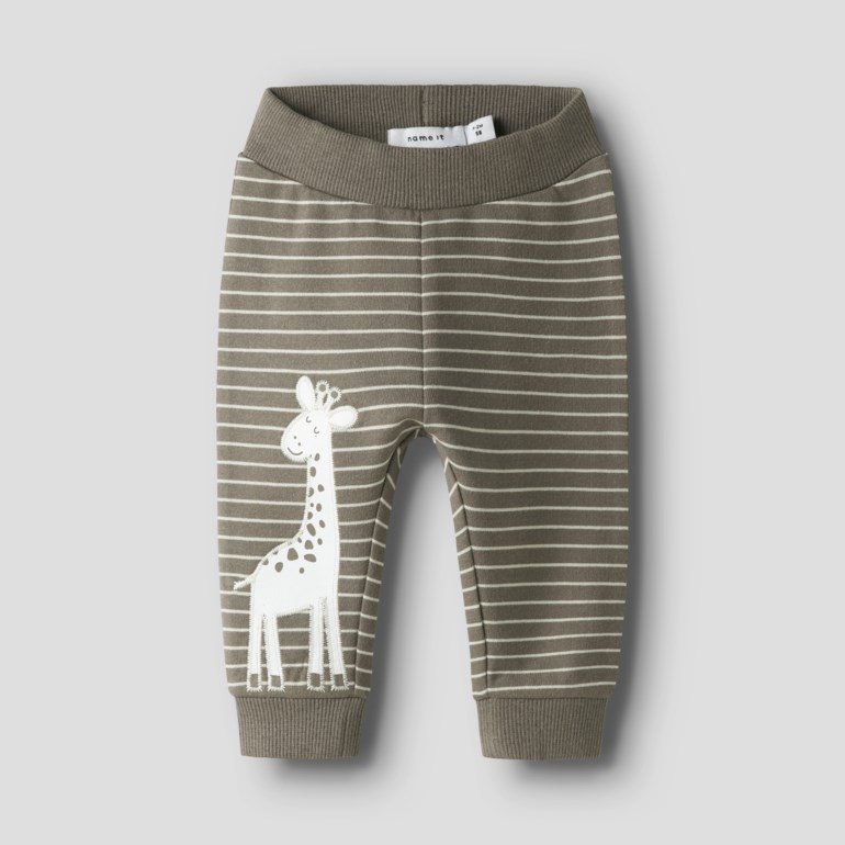 Babybukser i khaki med hvite horisontale striper og hvit sjiraffgrafikk på venstre ben, forfra.