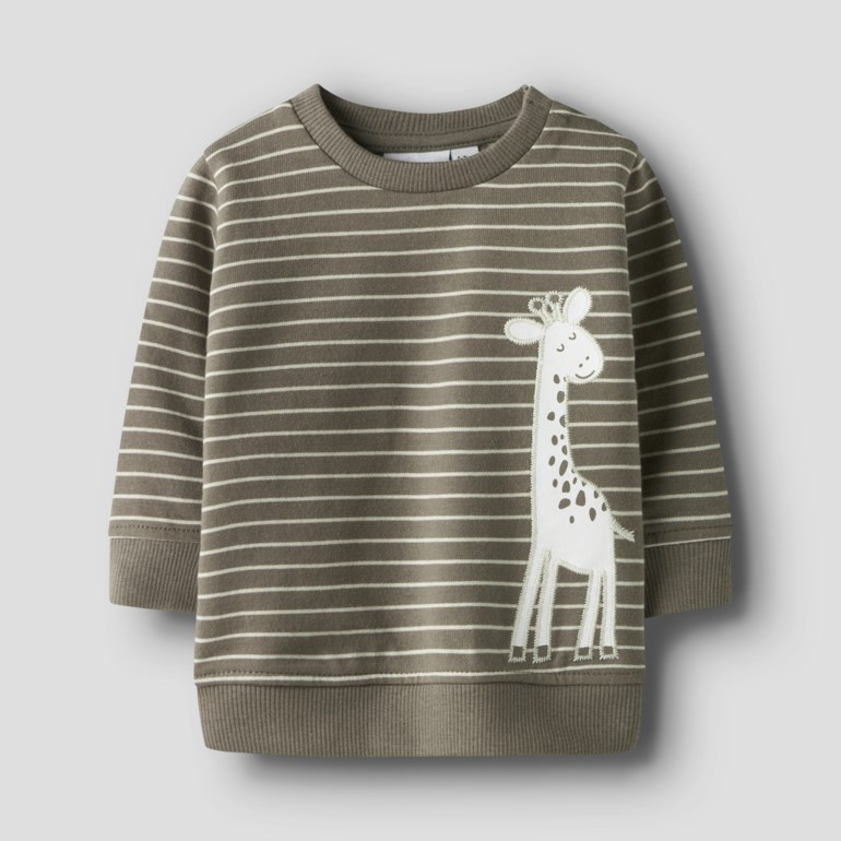 Frontvisning av babyens khakifarget stripete langermet genser med hvit giraffapplikasjon.