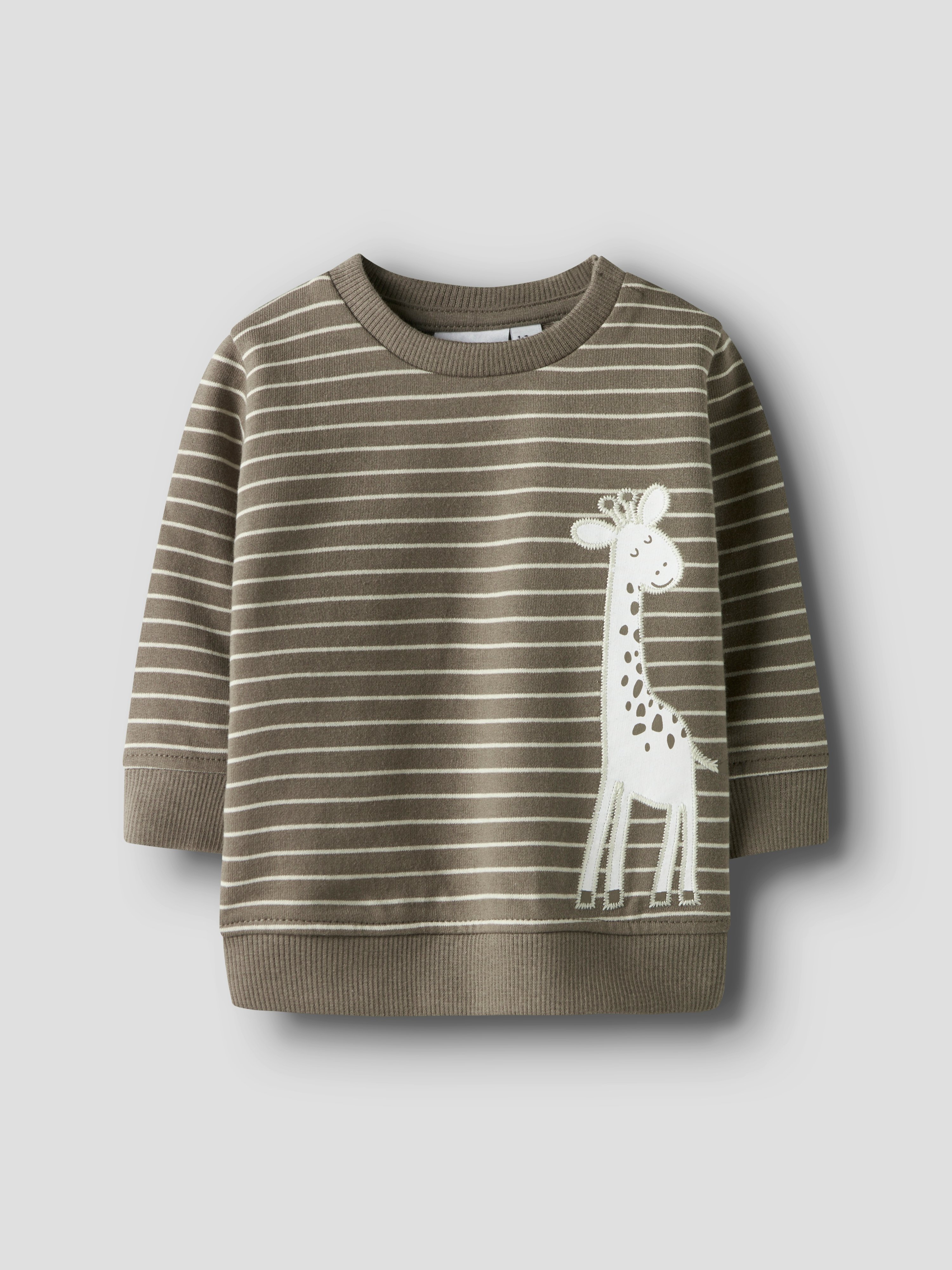 Frontvisning av babyens khakifarget stripete langermet genser med hvit giraffapplikasjon.