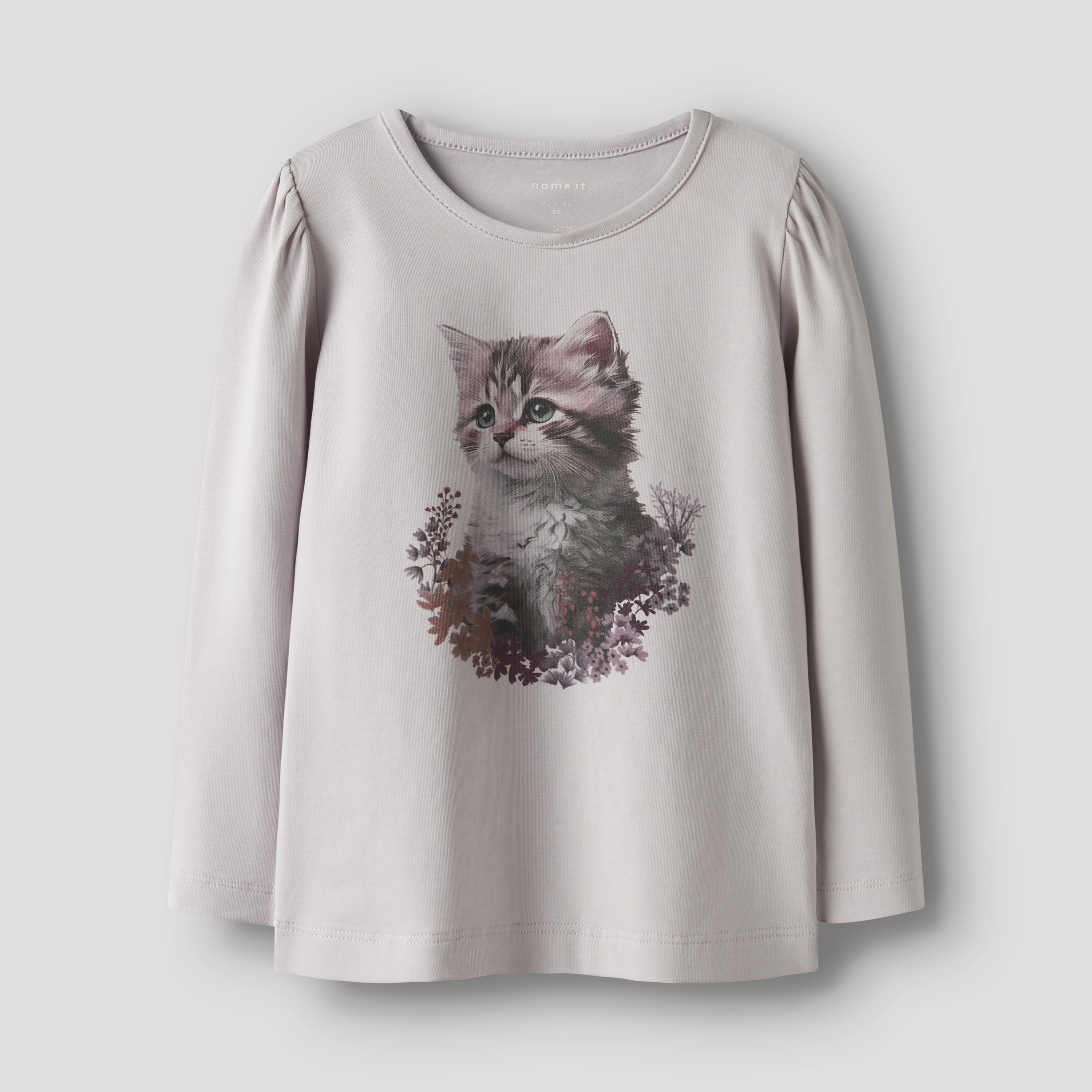 Lys grå langermet t-skjorte for barn med puffermer, rund hals og kattungemotiv foran.