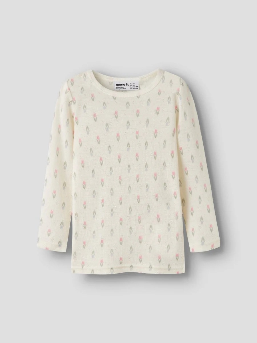 Barne naturhvit langermet topp med rund hals og et rosa og grått blomstertrykk, forfra.