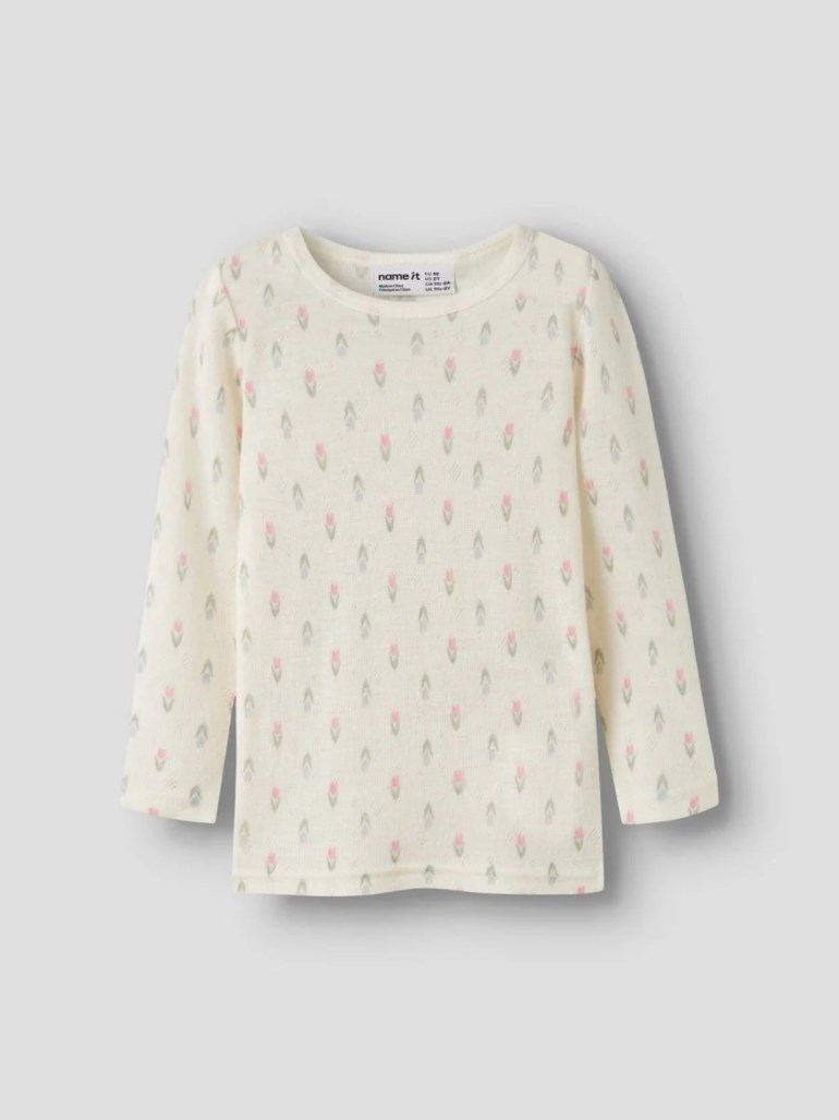 Barne naturhvit langermet topp med rund hals og et rosa og grått blomstertrykk, forfra.
