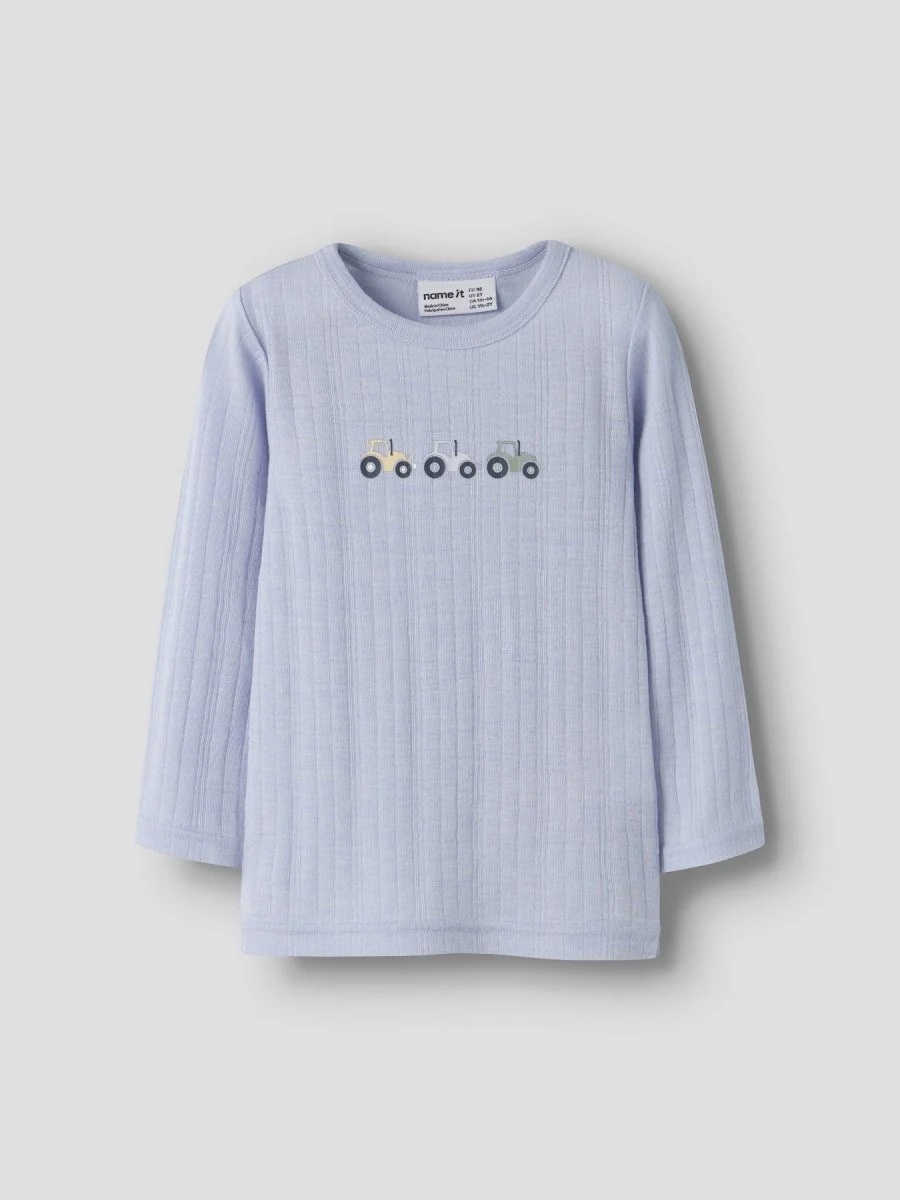 Lyseblå barn langermet ribbet topp med rund hals og tre broderte traktorer på brystet.