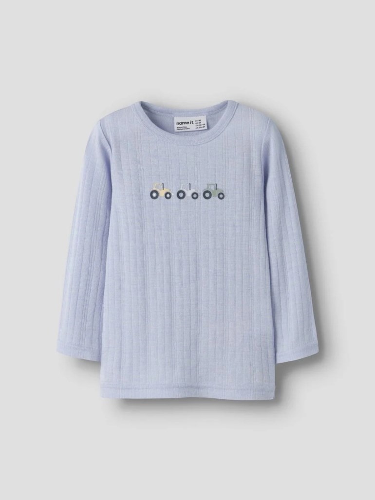 Lyseblå barn langermet ribbet topp med rund hals og tre broderte traktorer på brystet.