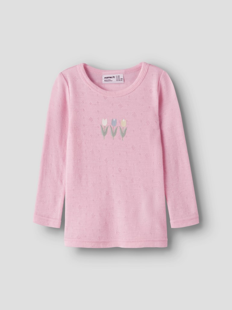 En rosa langermet barnetopp med teksturerte prikker og tre broderte tulipaner på brystet.
