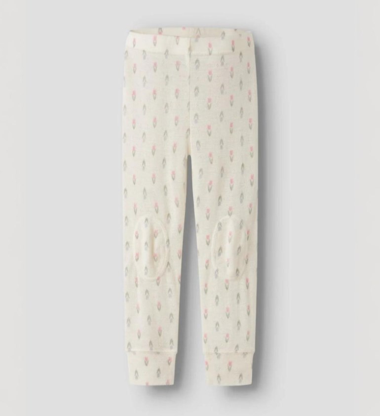 Babyleggings i kremhvit med rosa og grått blomstermønster, kneforsterkninger og ribbestrikkede mansjetter, forfra.