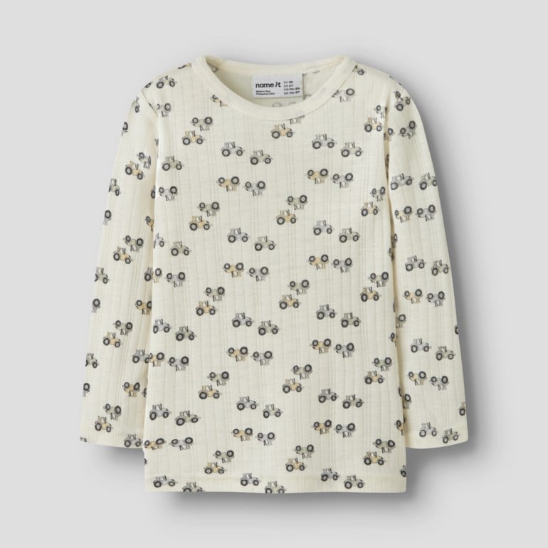Barns kremfargede ribbet langermet topp med gjentatt mønster av gule traktorer, forfra.