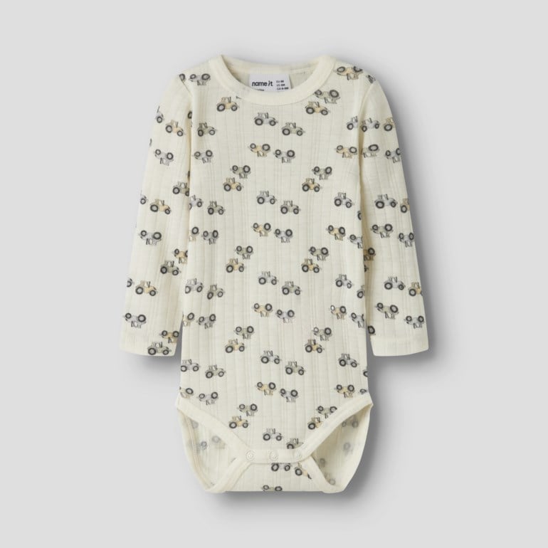 Off-white ribbet langermet babybody med heltrukket traktormønster og trykknappfeste, forfra.