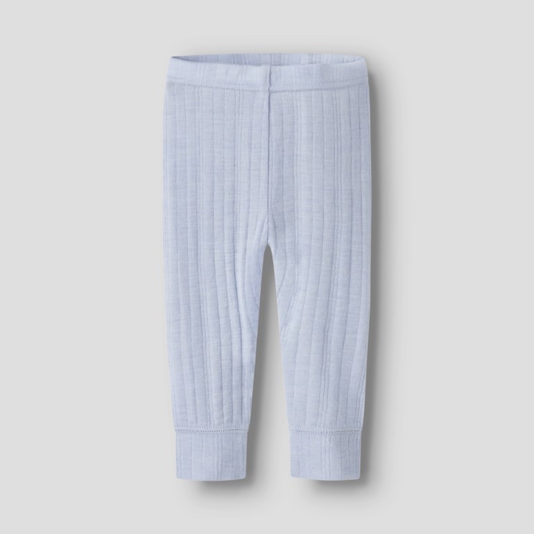 Lyseblå ribbestrikkede baby leggings med elastisk midje, forfra.
