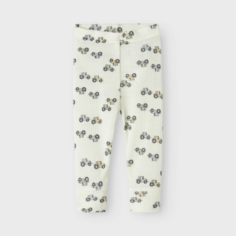 Kremfargede ribbete baby-leggings med flerfarget traktormønster.