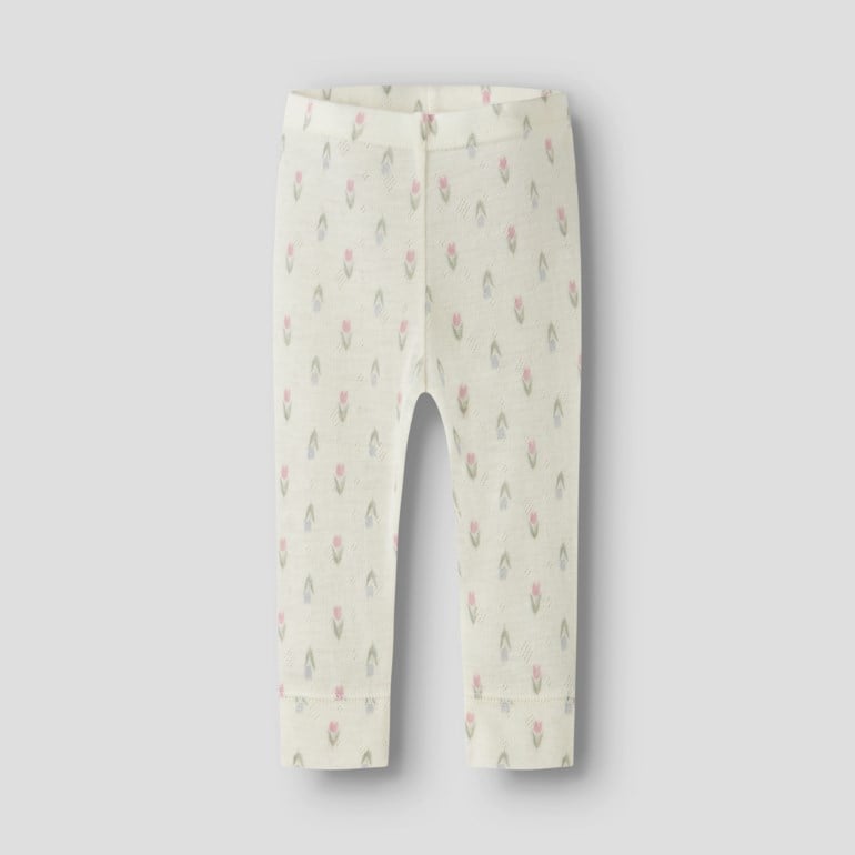 Forfra av kremhvite babybukser med et delikat rosa, blått og grønt tulipanmønster.