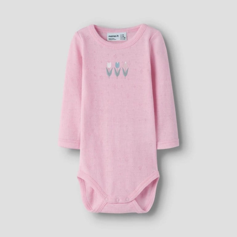 Rosa langermet babybody med diamantmønstret tekstur, broderte tulipaner og trykknapper.