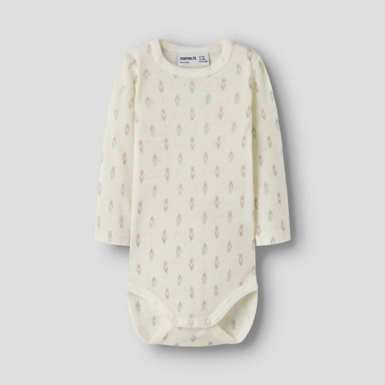 Baby langermet body i off-white med rosa og grått tulipanmønster og trykknapper.