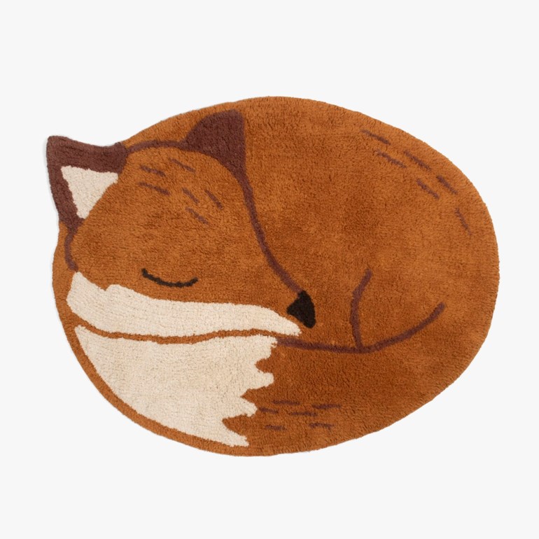 En brun, beige og svart tuftet matte formet som en sovende rev.