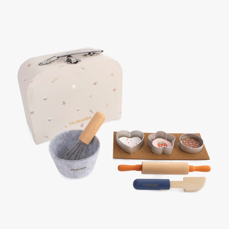Lys beige lekekoffert med bakeverktøy: grå bolle, visp, tre kakestikkere, kjevle og slikkepott.