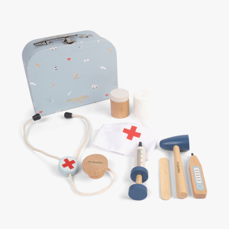 En lyseblå legekoffert i tre, stetoskop, sprøyte, termometer, reflekshammer, sykepleierhatt og medisinske tilbehør.