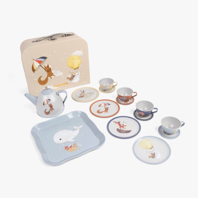 Tesett for barn: beige koffert, tekanne, brett, 4 kopper, 4 fat, alle med dyreillustrasjoner.