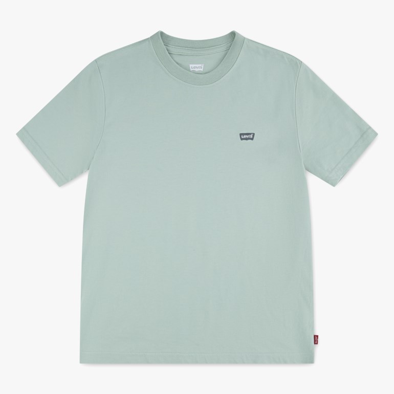 Lysegrønn kortermet t-skjorte med en liten mørkeblå logolapp på venstre bryst og en rød stoffetikett på venstre kant.