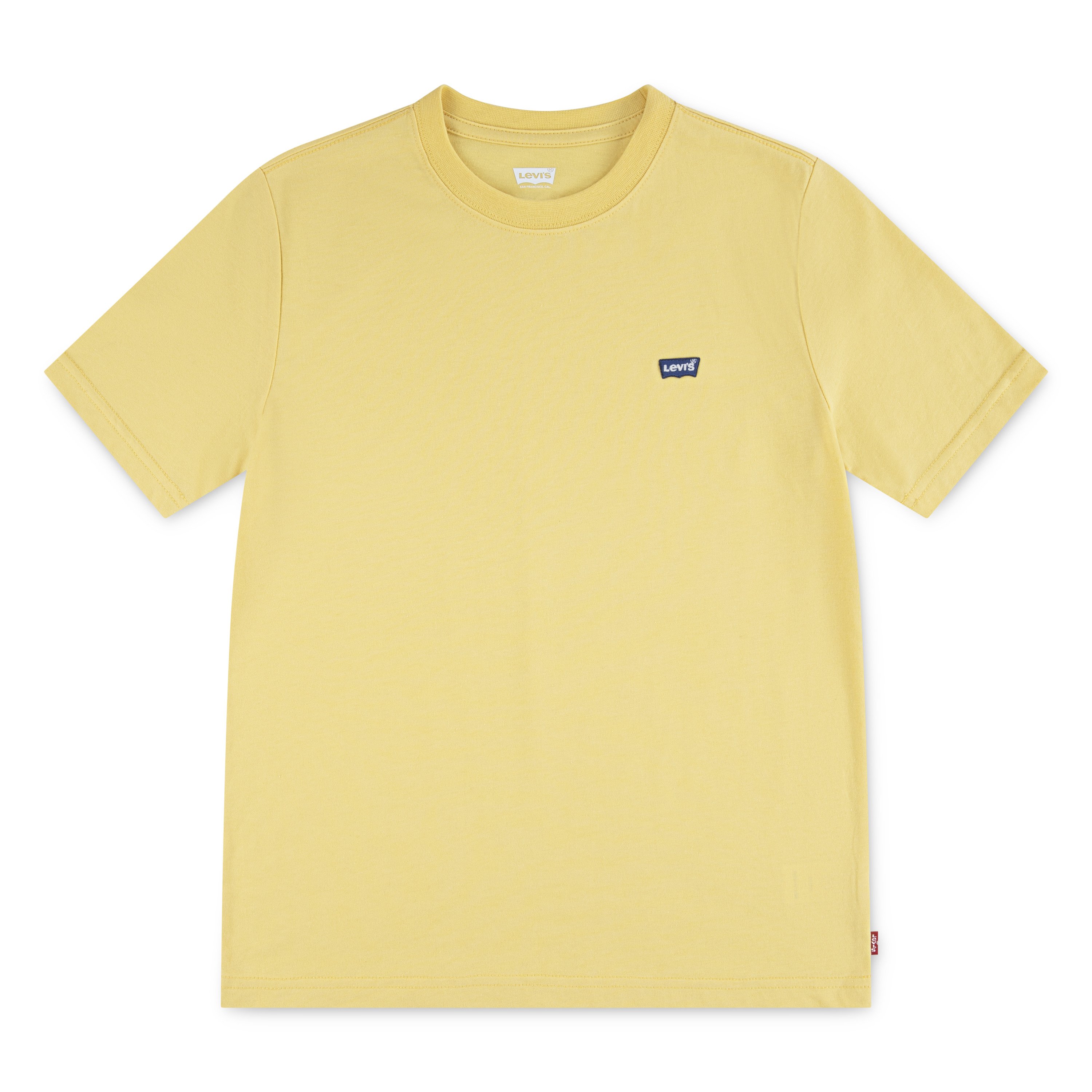 En gul kortermet t-skjorte med rund hals, en blå logolapp på brystet og en rød etikett.