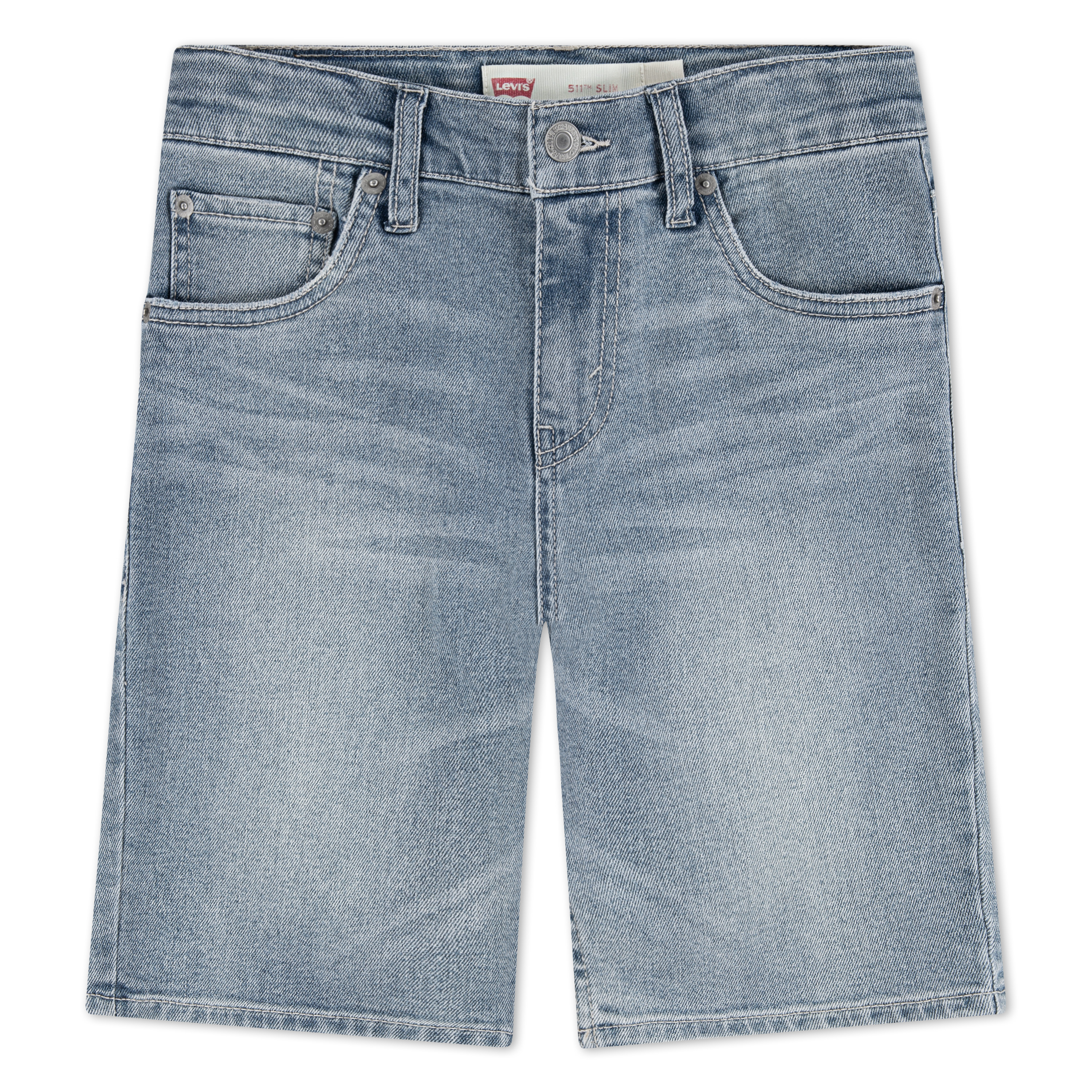 Lyseblå denimshorts med frontlommer, knapping og glidelås, samt belteløkker, forfra.