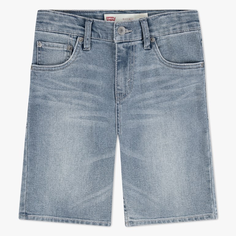 Lyseblå denimshorts med frontlommer, knapping og glidelås, samt belteløkker, forfra.