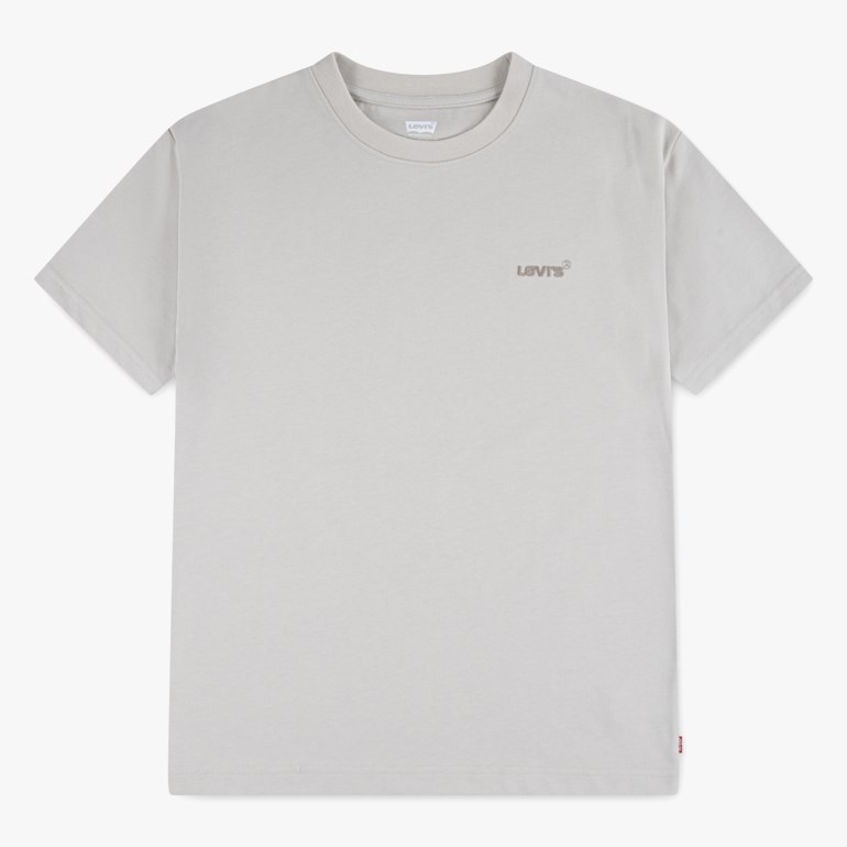 Lysegrå kortermet t-skjorte med liten logo på venstre bryst og en rød etikett på nedre venstre fald.