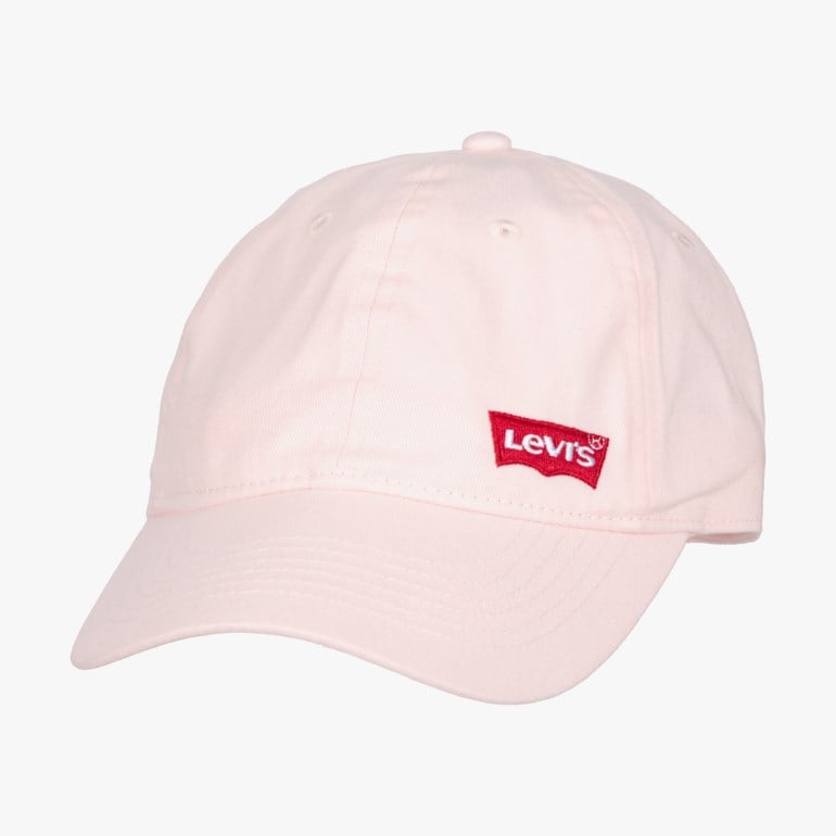 Lys rosa baseballcaps med rød brodert Levi's-logo på frontpanelet, front-sidevisning.