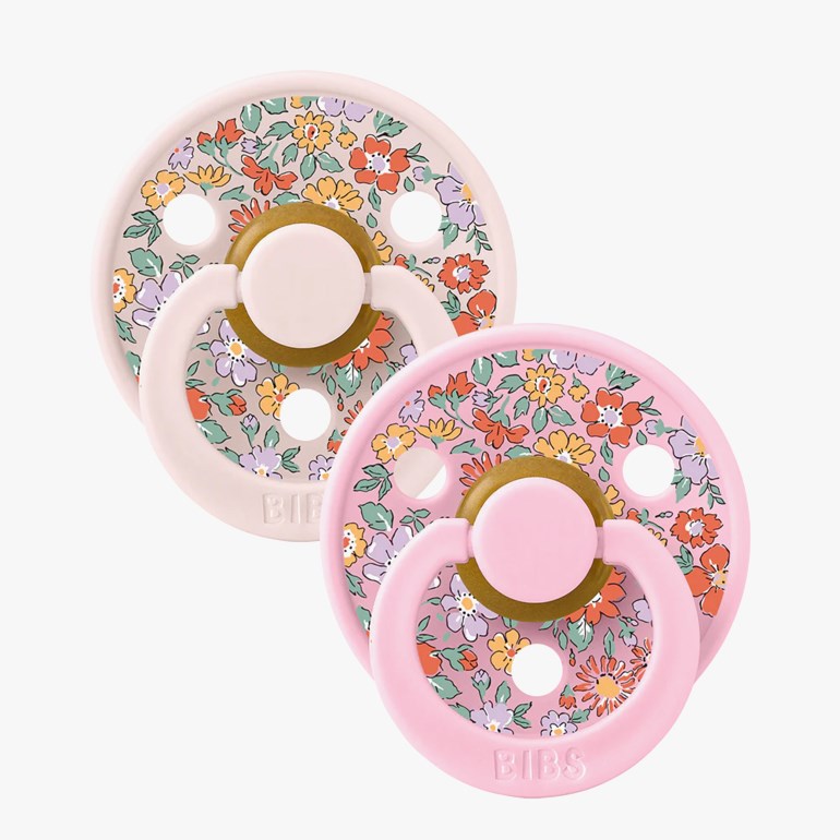 To baby smokker: en rosa blomstret smokk med gullfarget knapp, 'BIBS'-ring, og en kremfarget blomstret smokk.