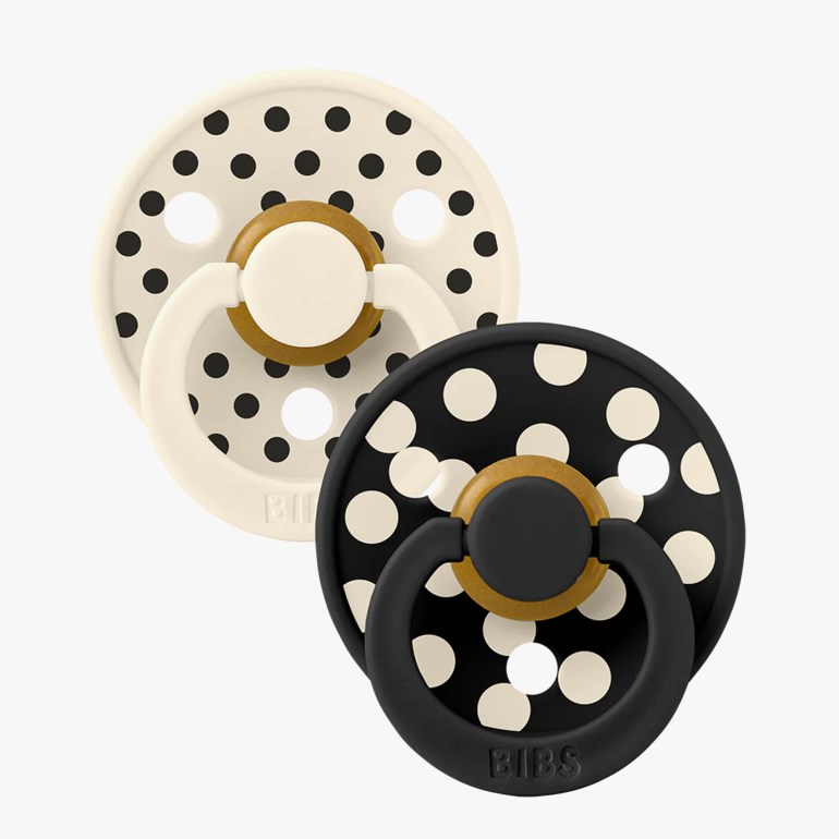 To smokker: en svart med hvite prikker, og en hvit med svarte prikker, begge med en gullring.