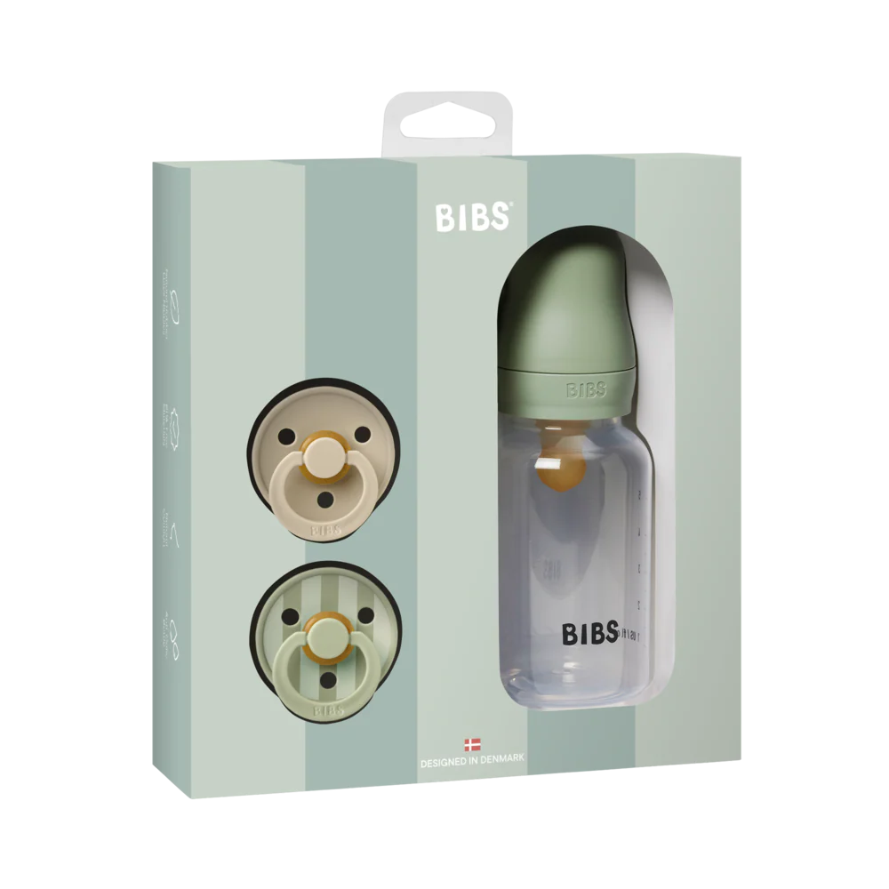 En lysegrønn stripete gaveeske med en grønn-korket tåteflaske, en beige smokk og en stripete grønn smokk.